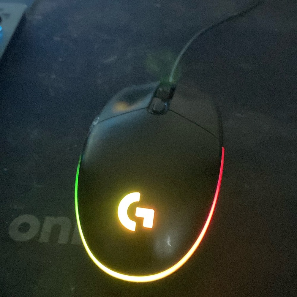 Logitech g203 light sync gaming mouse